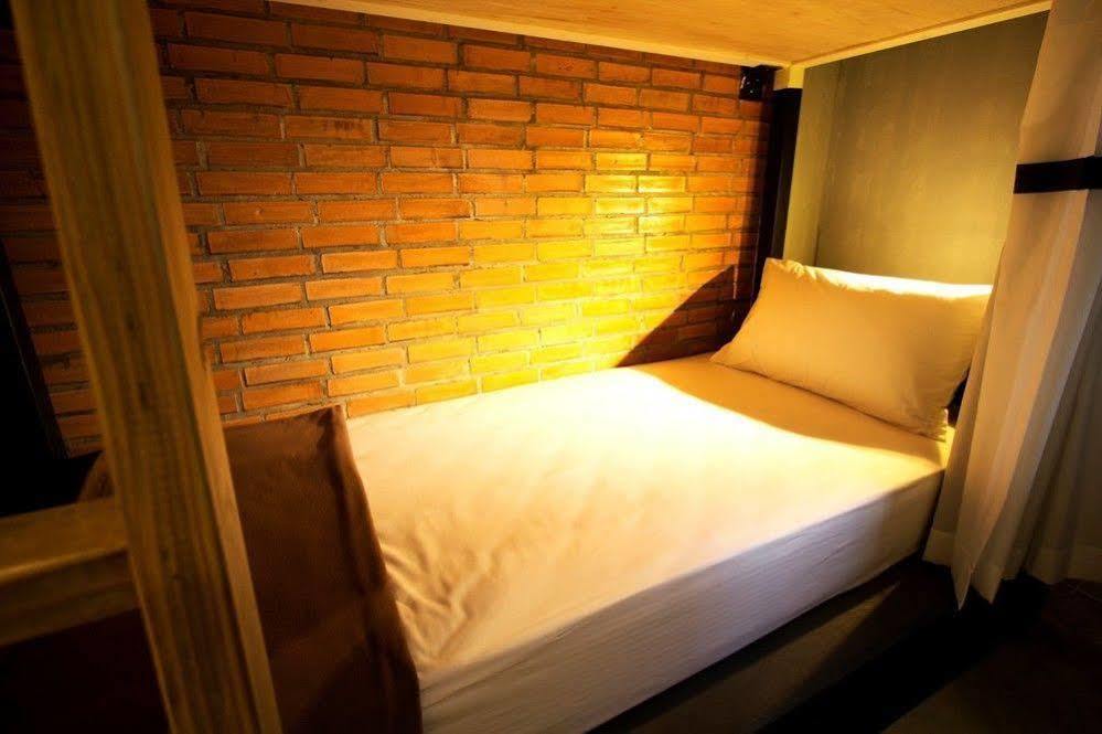 Oneday Hostel Sukhumvit 26 Банкок Екстериор снимка